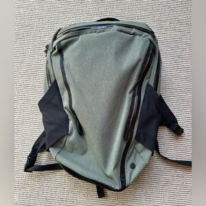 Lululemon 20L backpack